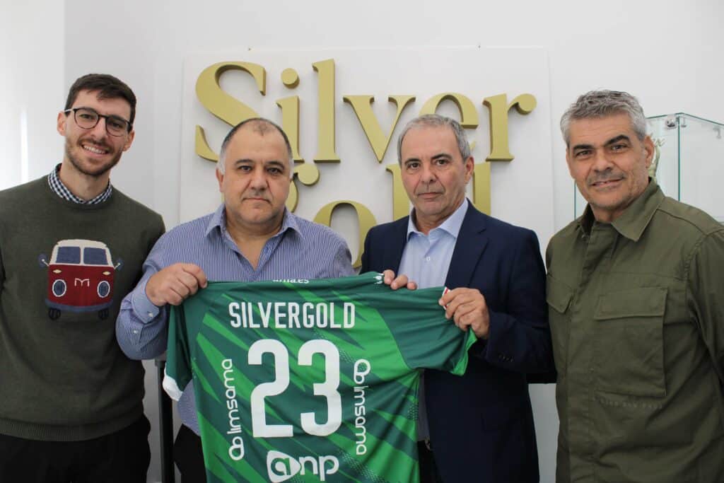 Javier López, CEO de SilverGold Patrimonio, junto a miembros de la directiva y el cuerpo técnico de la UMA Antequera