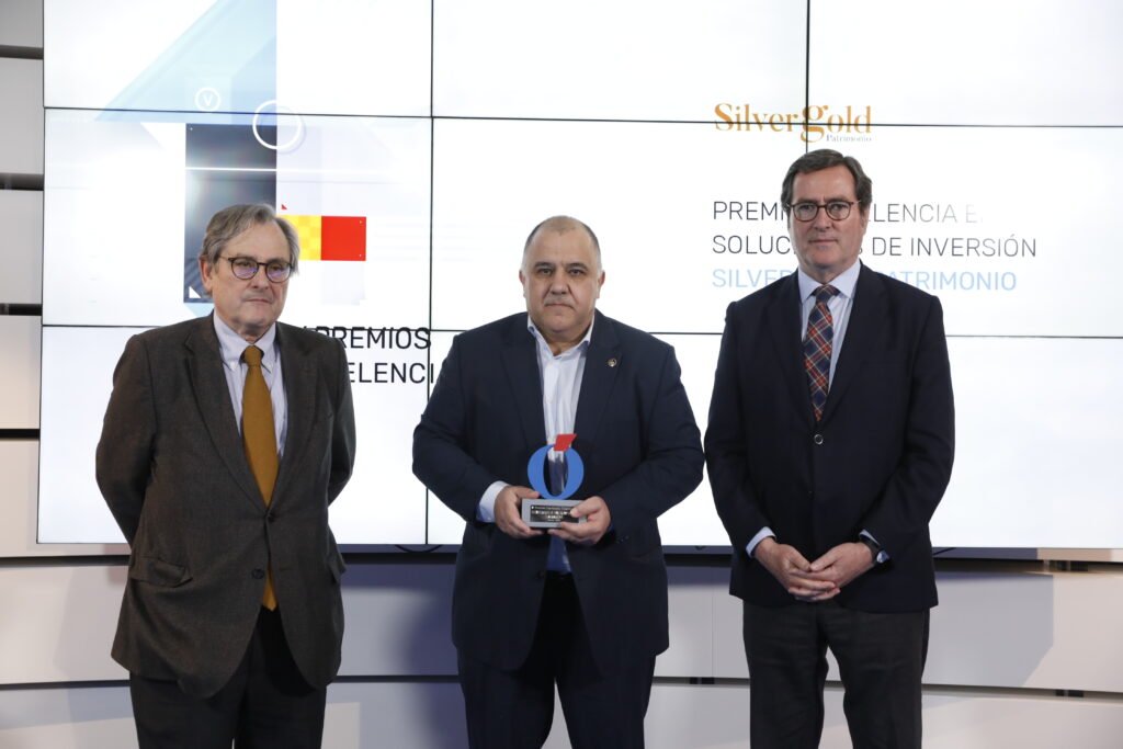 Francisco Javier López Milán recoge el Premio Excelencia de la mano de Antonio Garamendi y Francisco Marhuenda