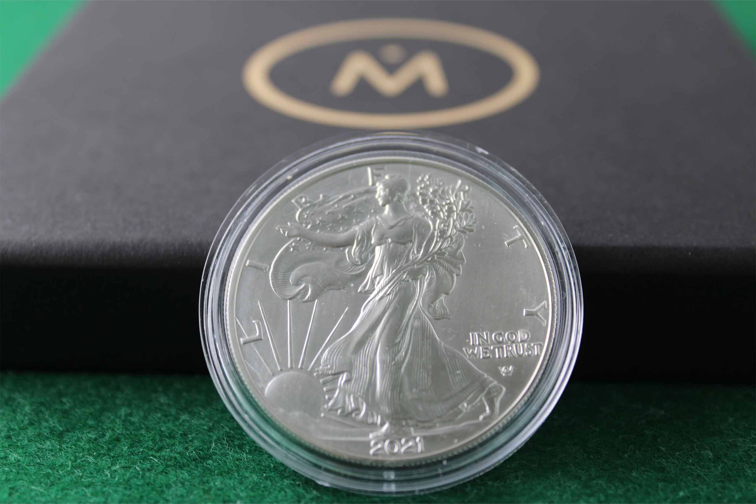 Moneda de plata, metal precioso de inversión, Liberty de 1 onza de 2021, sobre un tapete verde