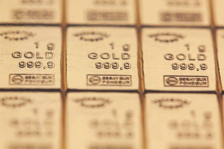Valor refugio del oro: lingotes de 1 gramo de oro dispuestos en orden