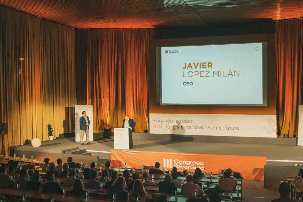 El CEO Javier López empieza su discurso en el III Congreso de SilverGold Patrimonio