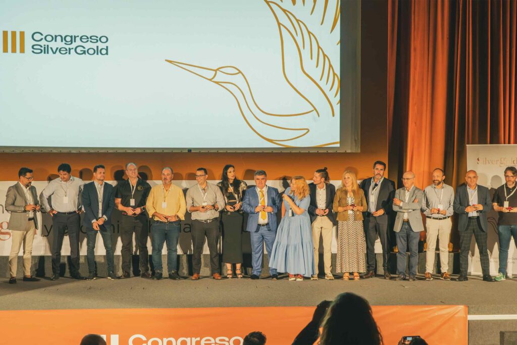 Los supervisores suben al escenario a recibir su premio en el III Congreso de SilverGold Patrimonio