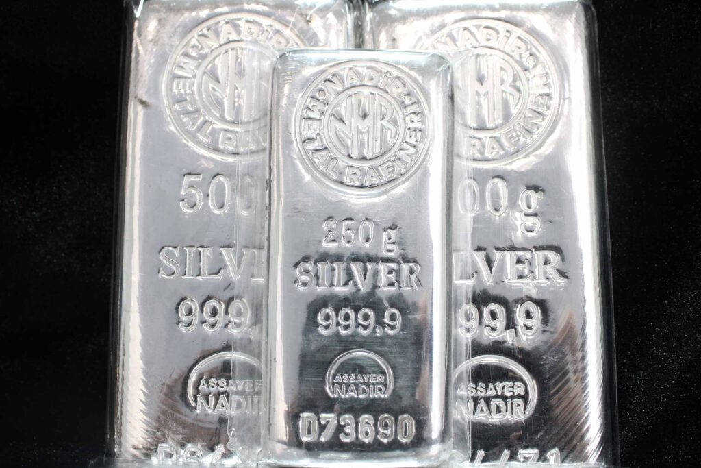 Lingotes de plata de diferente peso de la compañía Assayer Nadir