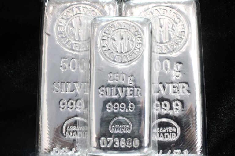 Lingotes de plata de diferente peso de la compañía Assayer Nadir